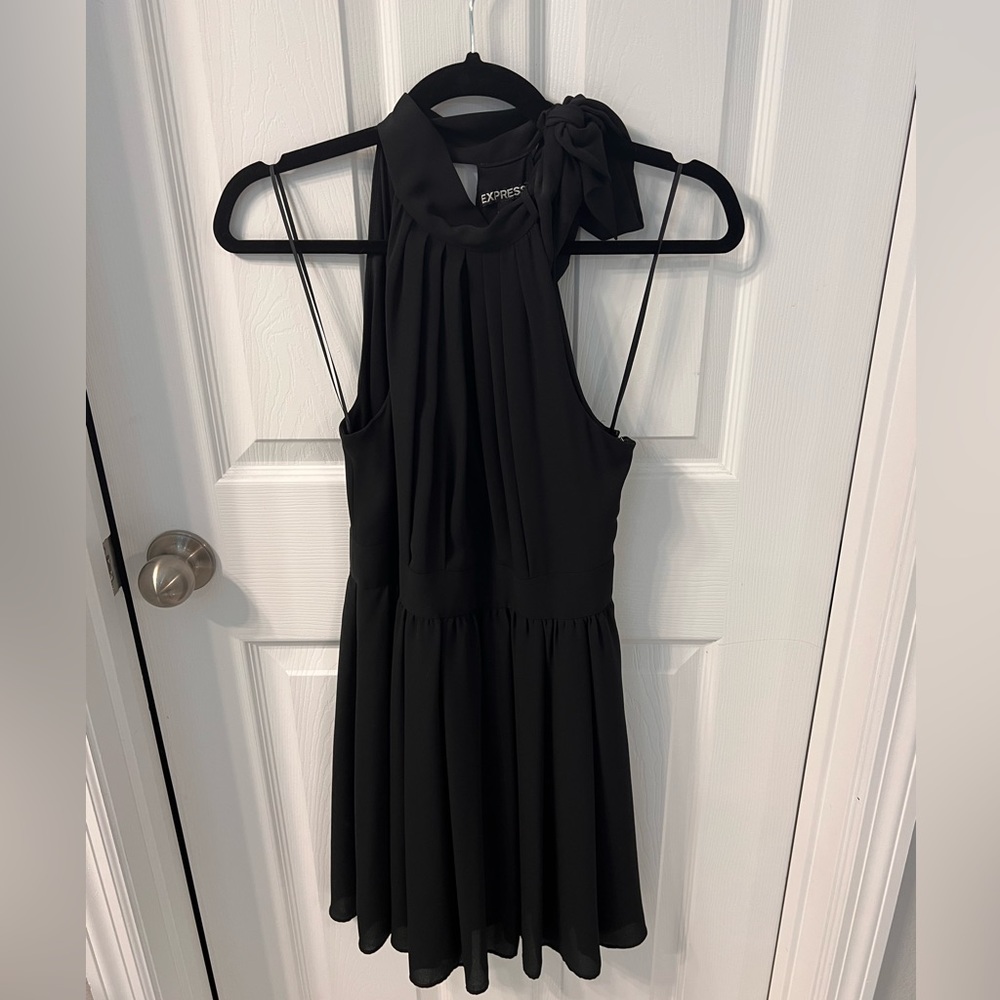 Express dress size 2. Accent tie around the neck! Beautiful for weddings !!